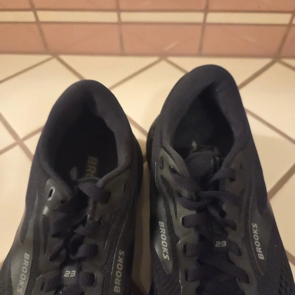 Brooks Adrenaline GTS 23 Mens Running Shoes Black 1203811B020 Size 8.5 Medium